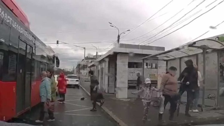 Полицейские начали проверку после видео с избиением пенсионера в Казани