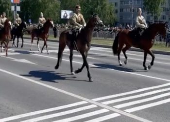 Соловьев опубликовал кадры шествия кавалерии на параде Победы в Челнах