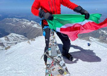 Айрат Хайруллин водрузил флаг Татарстана на вершину Эльбруса