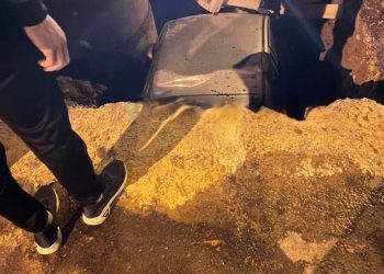 В Казани Matiz провалился в огромную дорожную яму