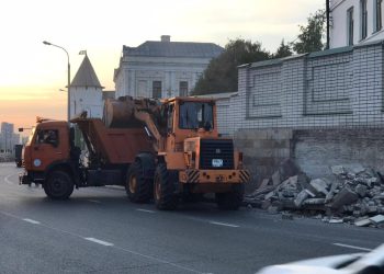 В центре Казани стена рухнула на тротуар, едва не задавив прохожих