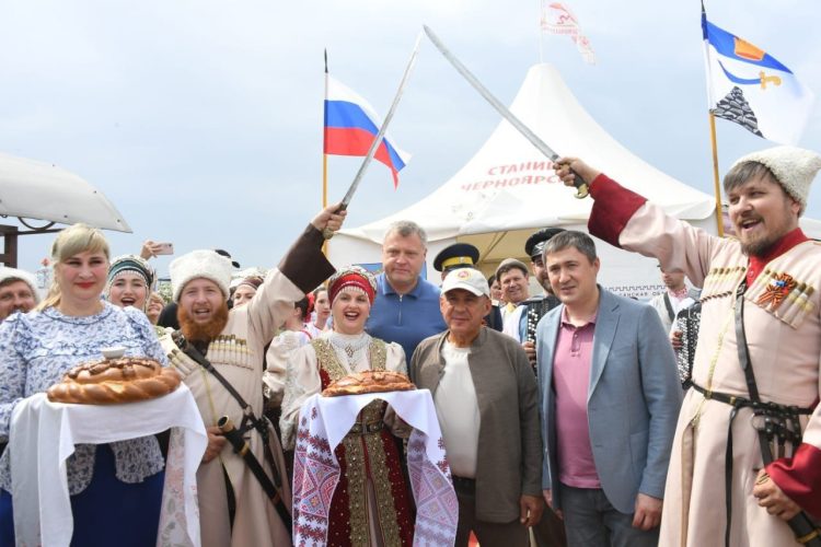 Минниханов поблагодарил губернатора Астраханской области за организацию Сабантуя