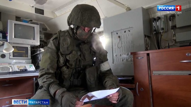 Минобороны России опубликовало кадры доставки писем и посылок от родных участникам СВО