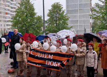 В Казани юнармейцы поздравили ветерана с Днем Победы