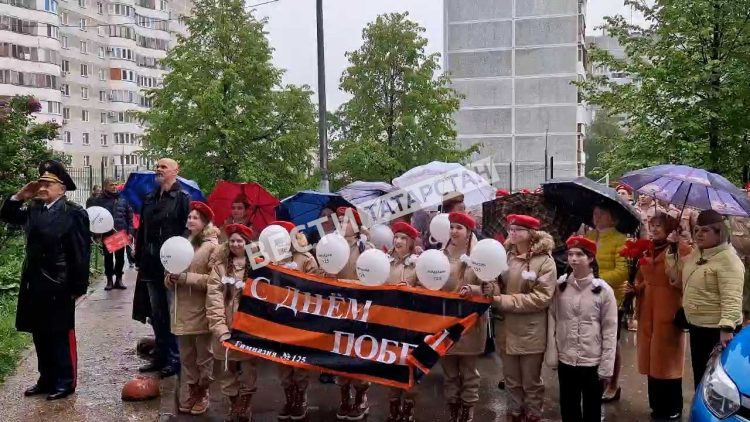 В Казани юнармейцы поздравили ветерана с Днем Победы