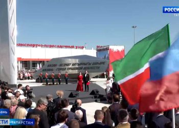 Минниханов принял участие в открытии стелы «Казань — город трудовой доблести»