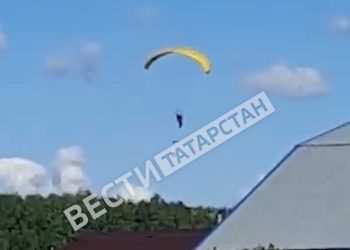 На видео попали последние секунды полета мотопарапланериста в Татарстане