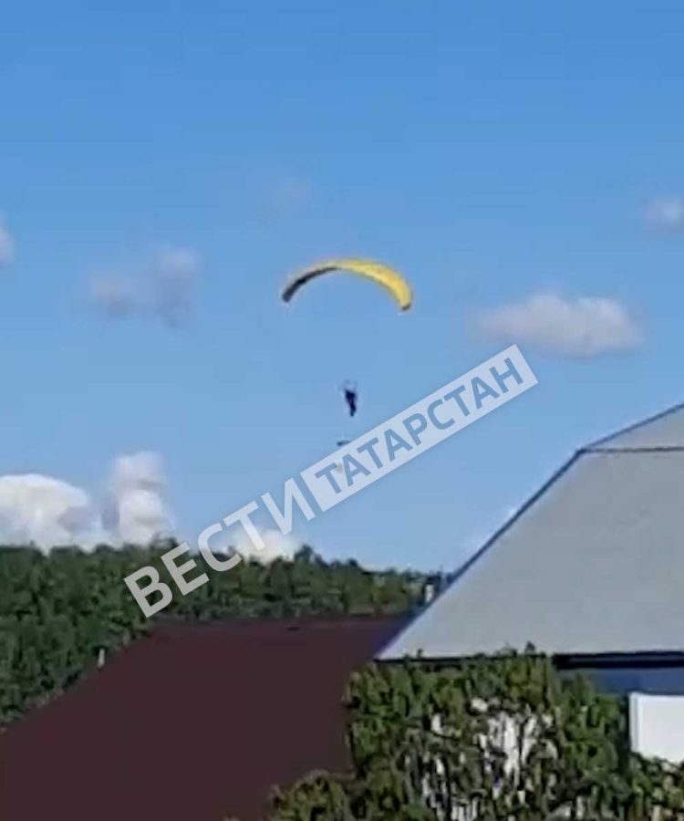На видео попали последние секунды полета мотопарапланериста в Татарстане