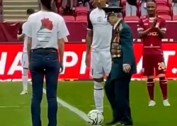 Ветеран ВОВ совершил символический удар по мячу на матче «Рубина» и «Акрона»