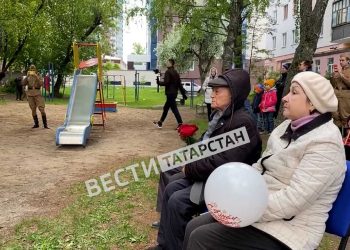 Молодогвардейцы Казани устроили концерт под окнами ветерана