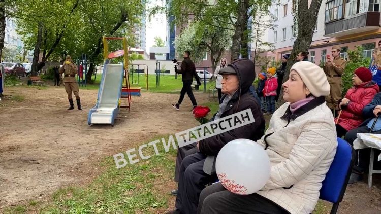 Молодогвардейцы Казани устроили концерт под окнами ветерана