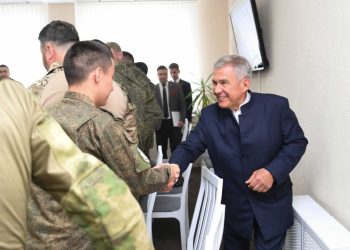 Минниханов встретился с участниками спецоперации, находящимися в отпуске