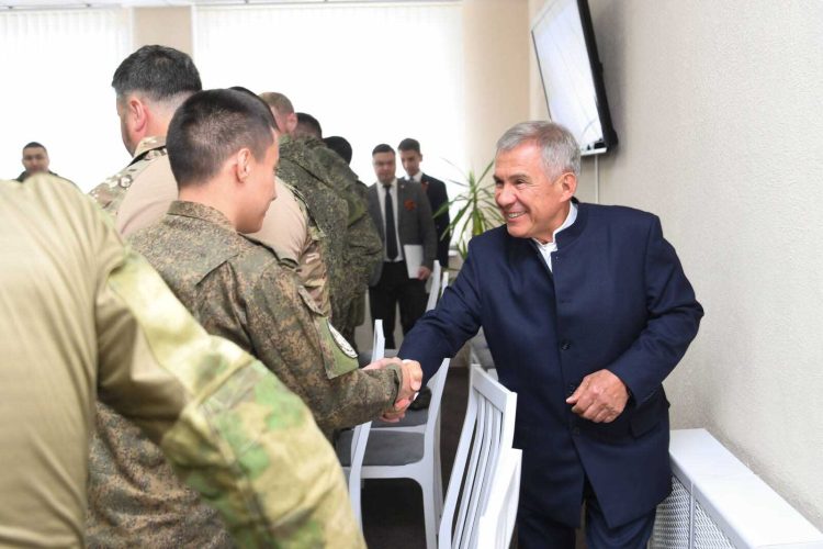 Минниханов встретился с участниками спецоперации, находящимися в отпуске