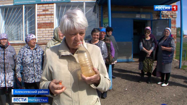 «Она как техническая, пить ее невозможно»: жители села Алексеевского района остались без питьевой воды