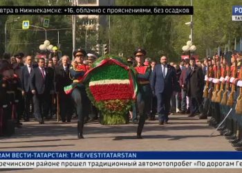 Минниханов и Шаймиев возложили венки к Вечному огню в парке Победы