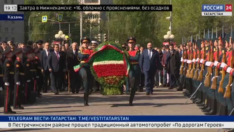 Минниханов и Шаймиев возложили венки к Вечному огню в парке Победы