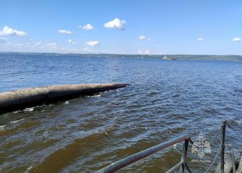 Возле Казани на Волге огромная труба стала препятствием для судов