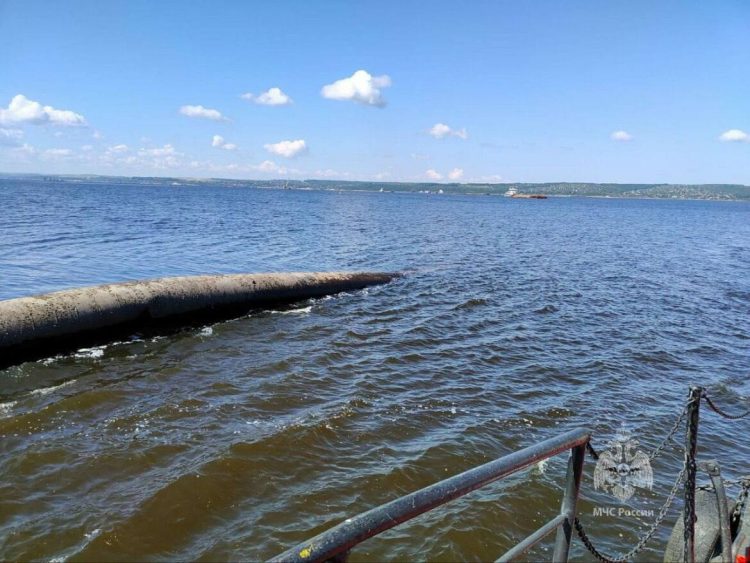 Возле Казани на Волге огромная труба стала препятствием для судов
