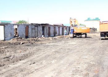 В Буинске разбирают старые сараи на территориях «Нашего двора»