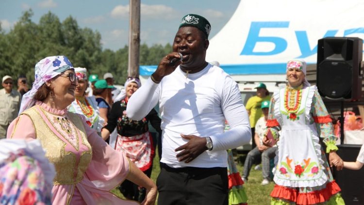 В Буинском районе на фестивале певец из Конго спел на татарском языке