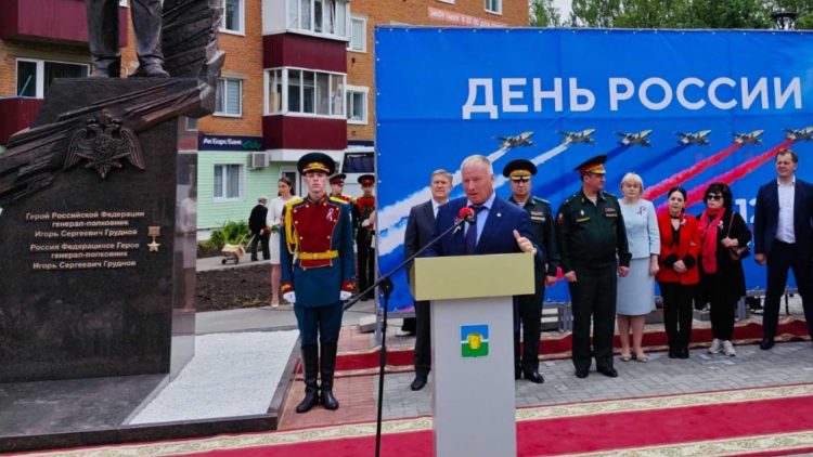 В Чистополе состоялась торжественная церемония открытия памятника Герою России