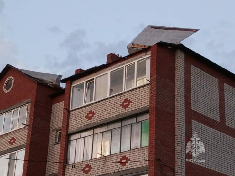 Сильный ветер сорвал кровлю у пяти домов в Нурлате