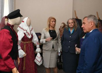 Минниханов открыл мемориал в честь Шаляпина и Горького