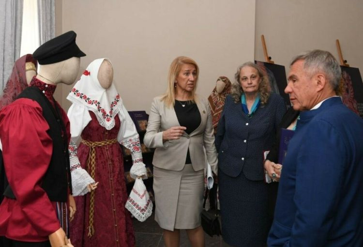 Минниханов открыл мемориал в честь Шаляпина и Горького