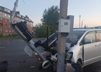 В Лениногорске школьник украл иномарку и влетел в столб