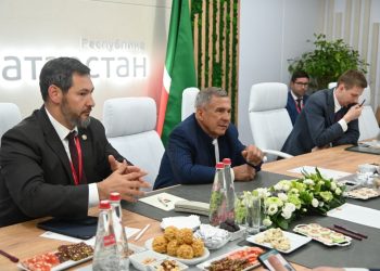 Минниханов провел встречу с губернатором Астраханской области