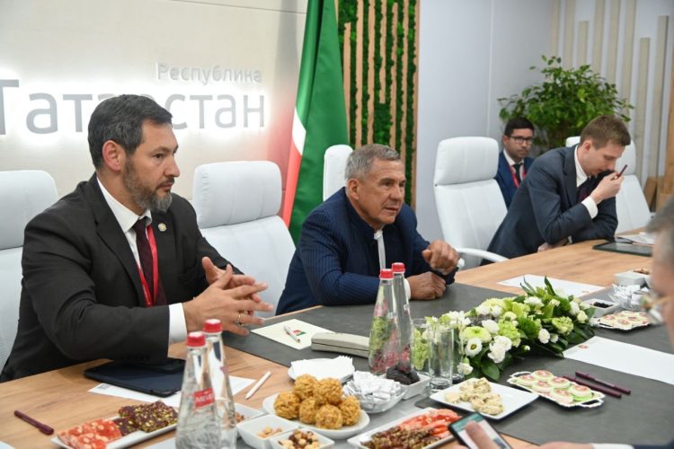 Минниханов провел встречу с губернатором Астраханской области