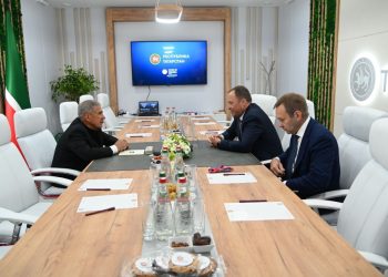 Минниханов и Комаров обсудили вопросы, связанные с реализацией проектов в округе