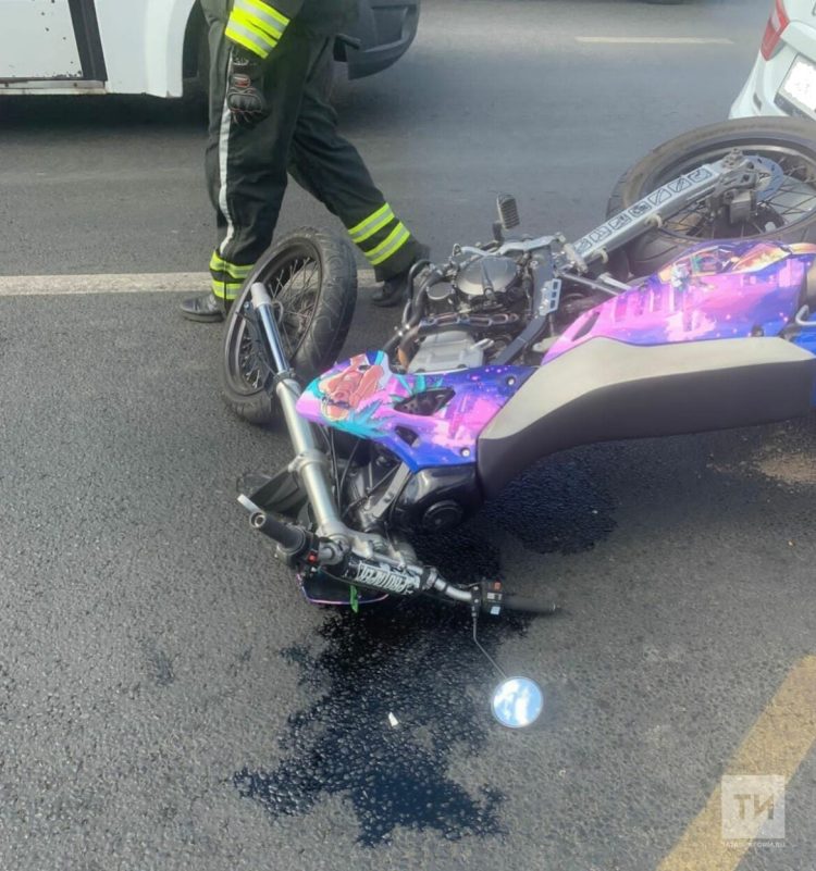 Мотоциклист на скорости влетел в Lada в Набережных Челнах