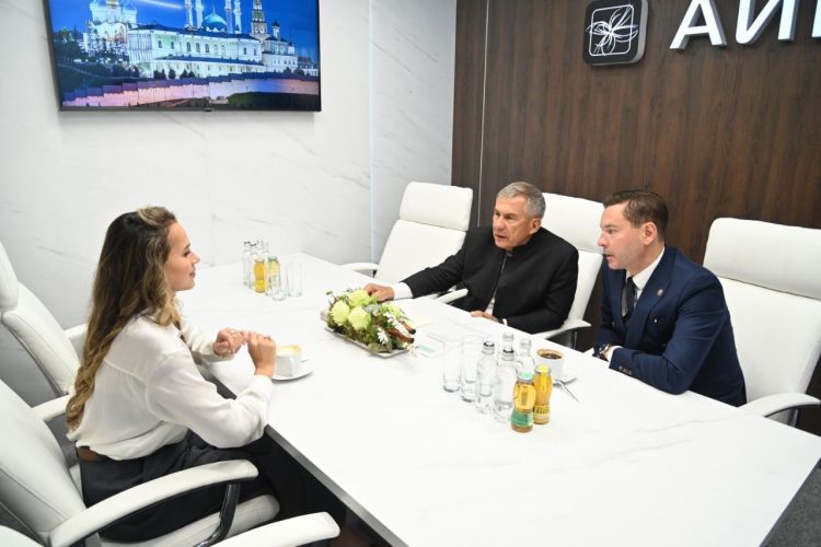 Минниханов обсудил с Загитовой создание в Казани школы фигурного катания