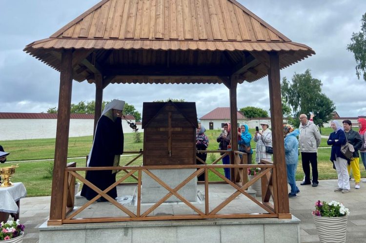 Митрополит Кирилл освятил древний источник в Свияжске