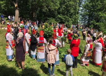 В Лениногорском районе на празднике «нарядили медведей»
