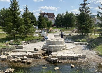 В Альметьевске завершают благоустройство родника