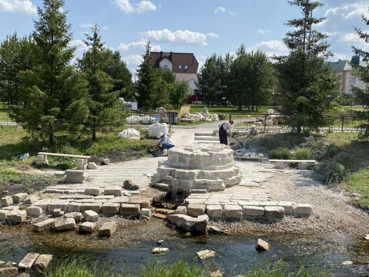 В Альметьевске завершают благоустройство родника