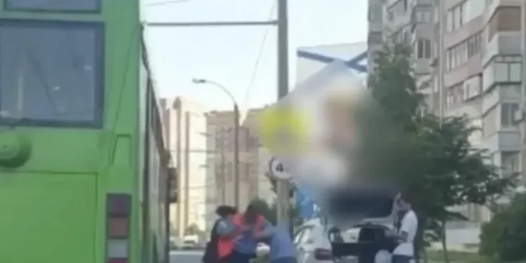 В Казани водители троллейбусов подрались на дороге