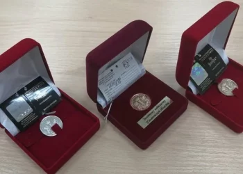 Кравцов показал новую серебренную медаль для выпускников