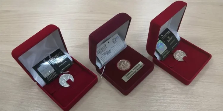 Кравцов показал новую серебренную медаль для выпускников