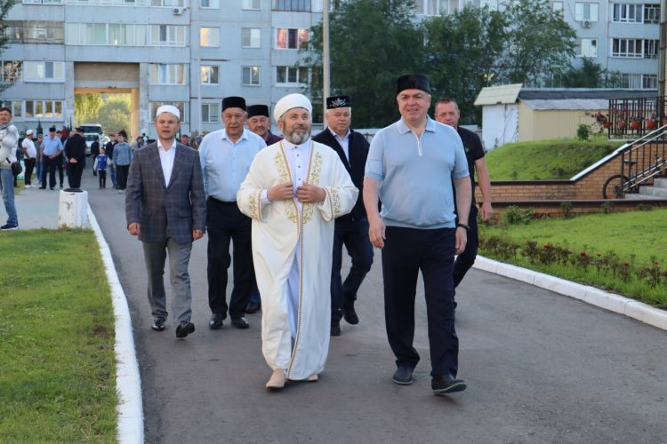 В праздничных намазах приняли участие 8 тысяч верующих жителей Набережных Челнов