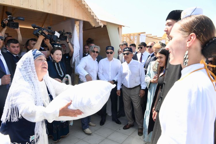 Минниханов посетил Сабантуй в столице Азербайджана