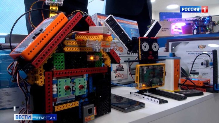 В Казани на форуме «Формируя будущее» дети показали, как управляют роботами силой мысли и создают нейросети