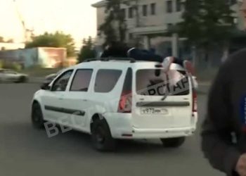 Во время съемок оператор ГТРК «Татарстан» запечатлел мужчину на крыше машины