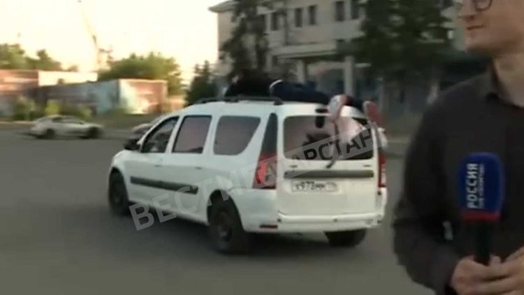 Во время съемок оператор ГТРК «Татарстан» запечатлел мужчину на крыше машины