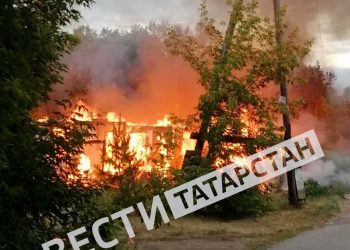 В казанском поселке горит жилой дом