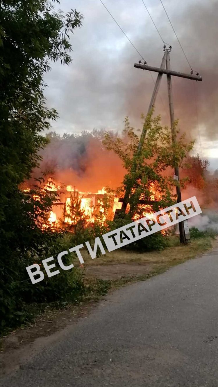 В казанском поселке горит жилой дом