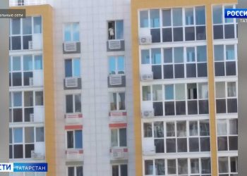 В Казани заметили танцующего на окне ребенка