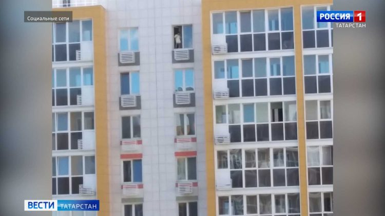 В Казани заметили танцующего на окне ребенка